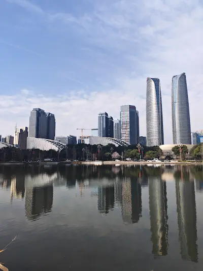 在交子公园 双子塔倒影